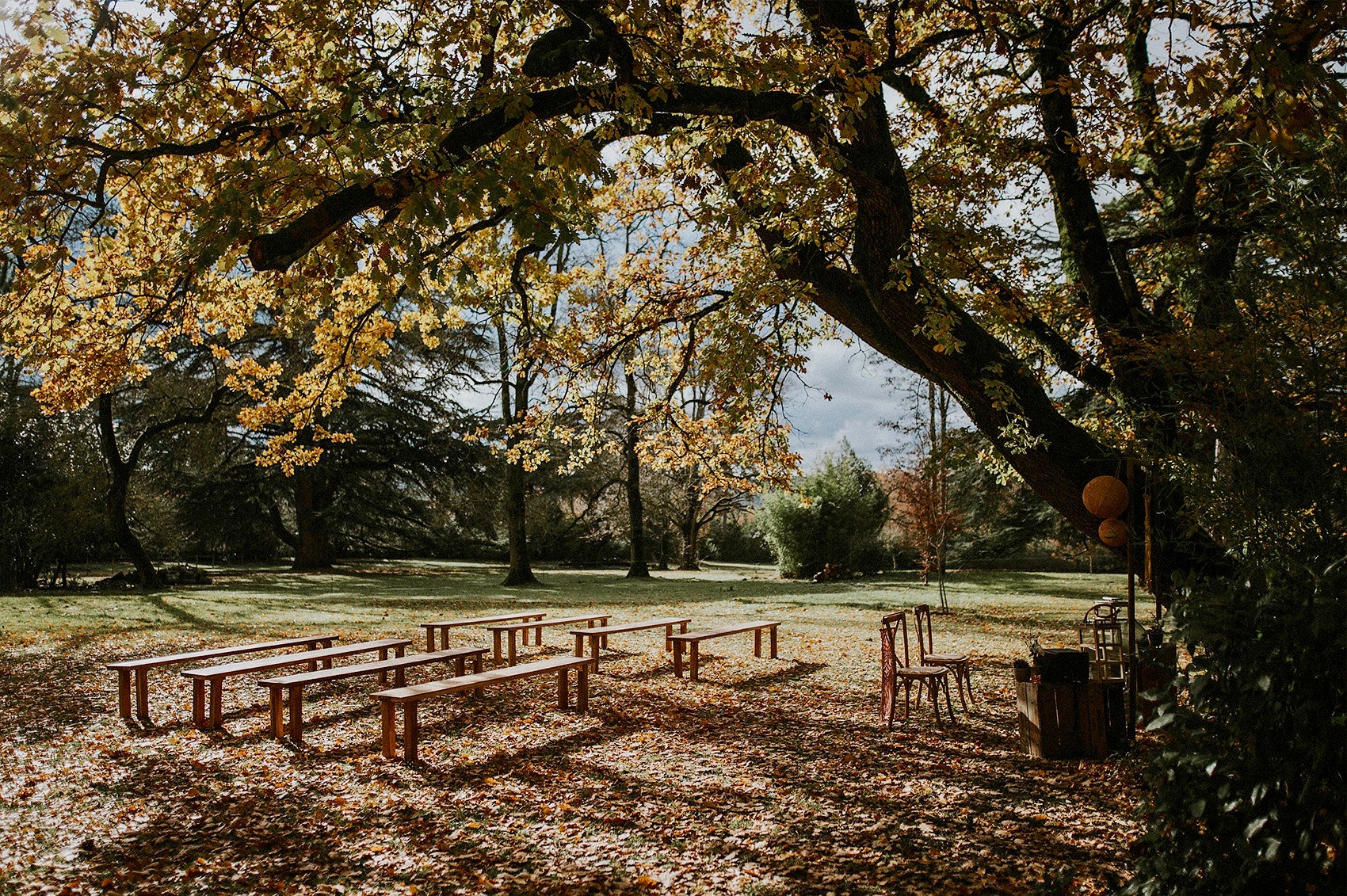 Location de bancs en bois pour mariage à Toulouse